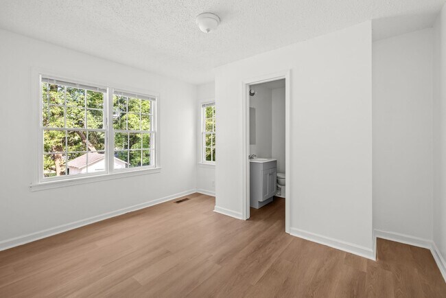 Building Photo - Fully Renovated Center Point Bungalow