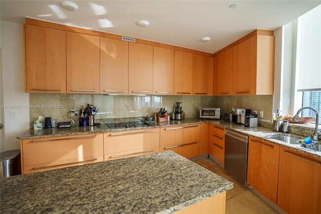 Building Photo - 15901 Collins Ave