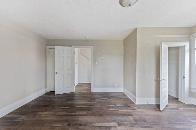 Building Photo - 2 Bedroom 2 Bathroom on College Street!