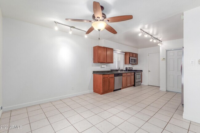 Building Photo - 2439 E Dahlia Dr