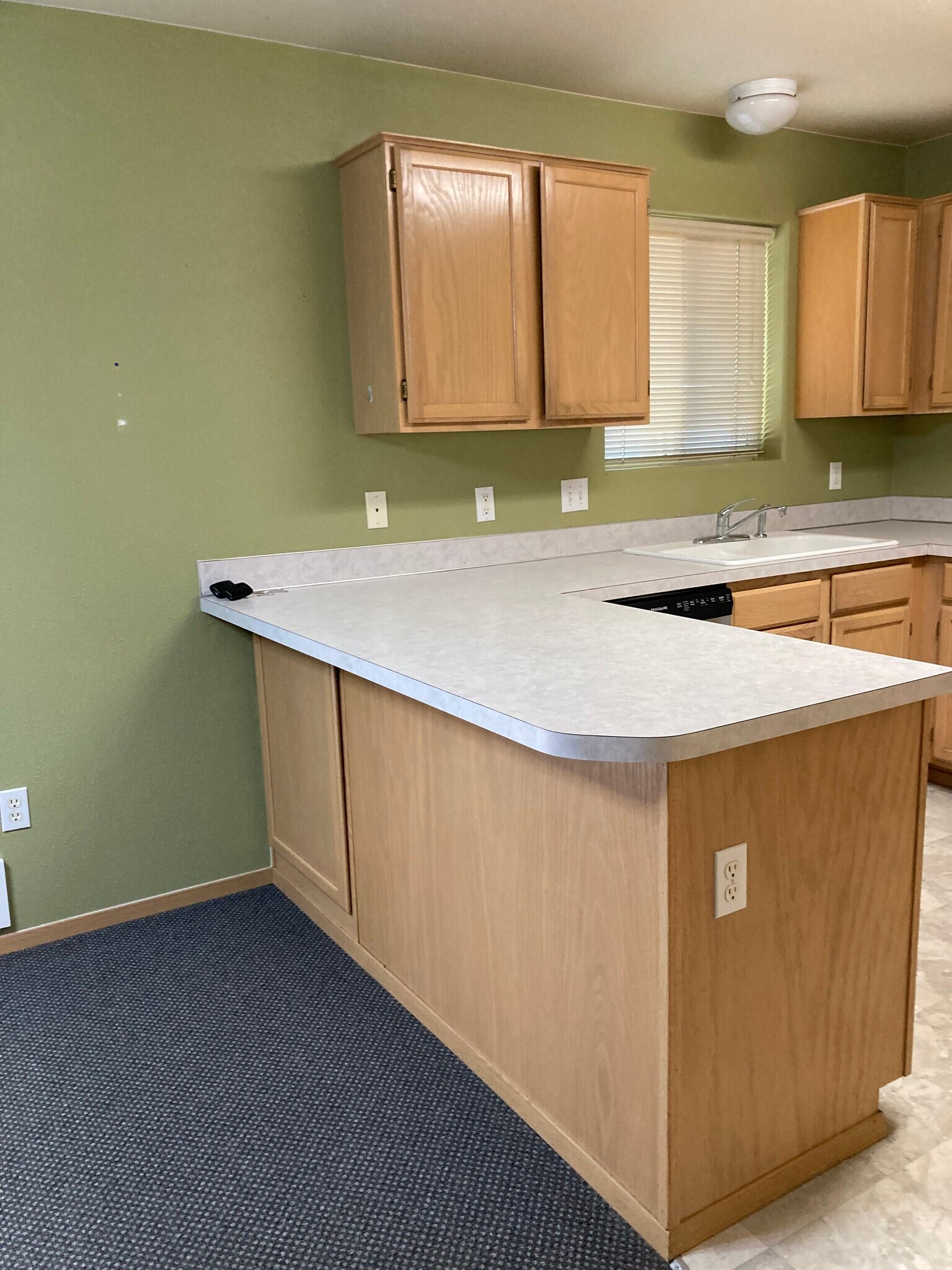 Kitchen bar area - 333 NW Parr Dr