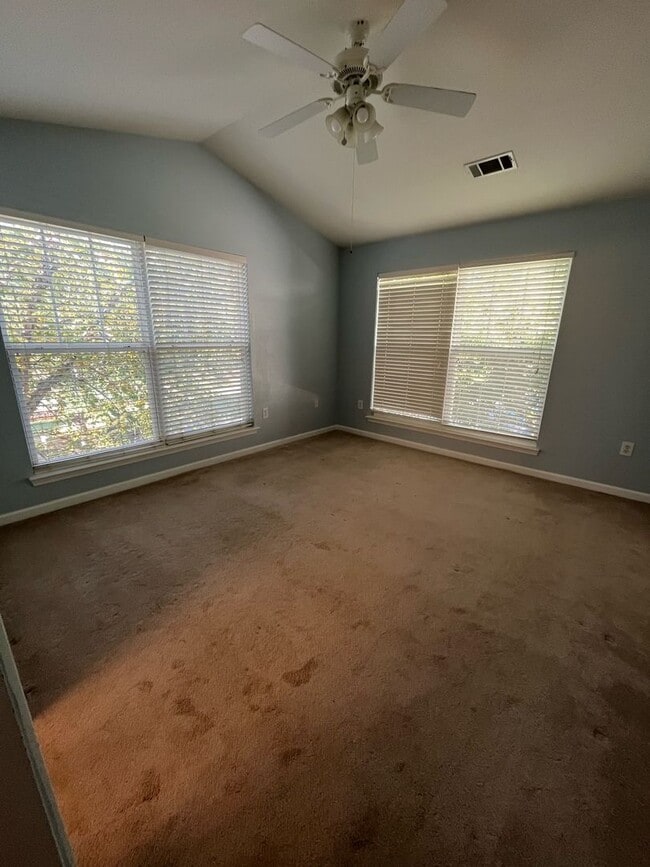 Building Photo - 2 Bedroom/2 Bathroom Apartment in the Woodlands!