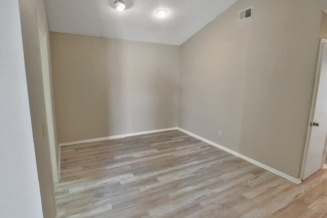 Building Photo - 2255 Thousand Oaks Dr