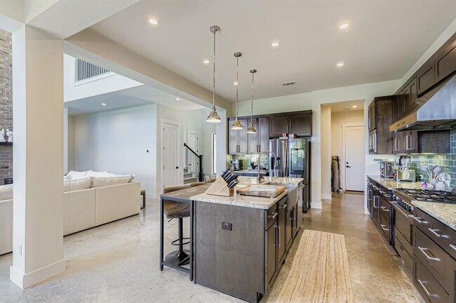 Building Photo - 15104 Barrie Dr