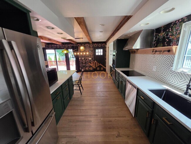 Building Photo - AVAILABLE JANUARY 2027 - BEAUTIFUL AND UNIQUE 4 BR HOME ACROSS CAMPUS