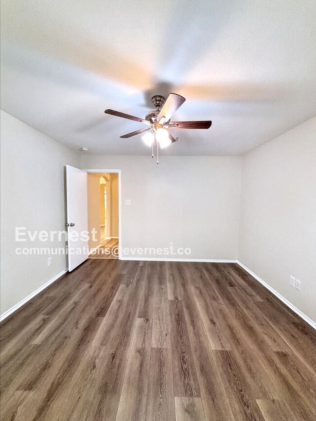 Building Photo - 122 Golden Oak Dr