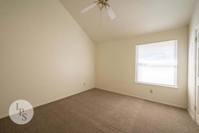Building Photo - North West Fresno Home, 3BR/2BA, 1878sf, N...