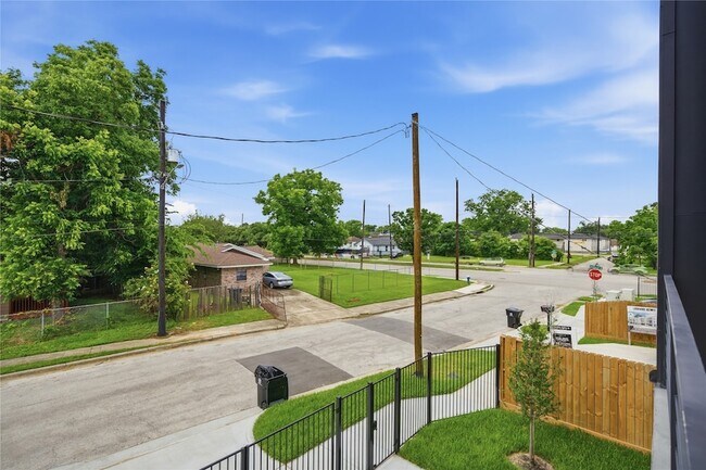 Building Photo - 5509 Hershe St