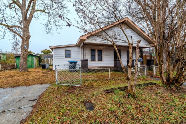 Building Photo - PRICE REDUCED- $995 - Cute 3 Bed/2 Bath Si...