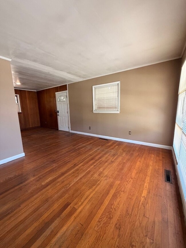 Building Photo - Fenced in Yard!