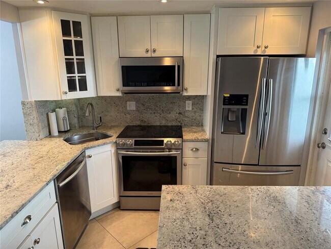 Building Photo - 1319 E Hillsboro Blvd