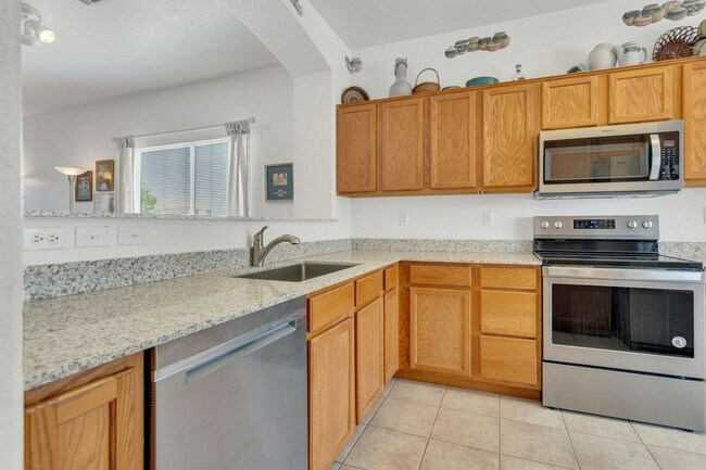 Building Photo - Beautiful 3 bedroom, 2 bath in great Mesa location!