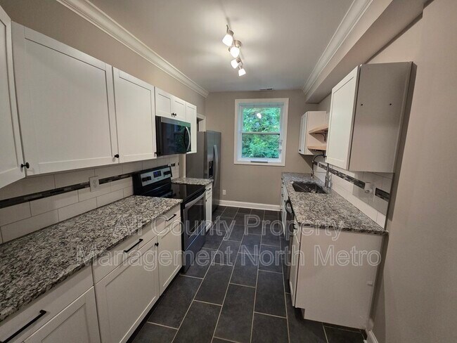 Building Photo - 545 Lakeview Dr