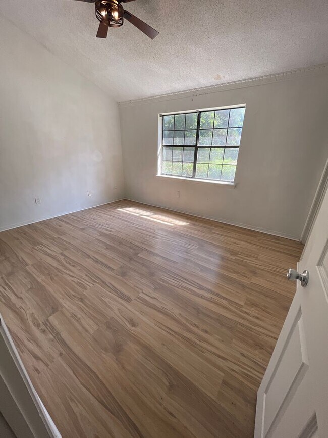 Building Photo - Western Hills 3 Bedroom Home