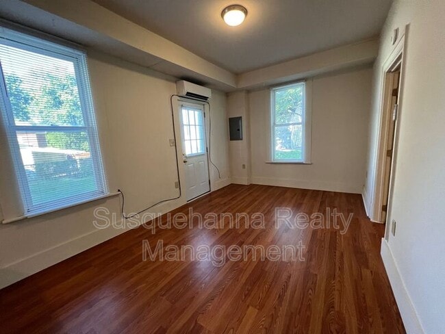 Building Photo - 175 E Derry Rd