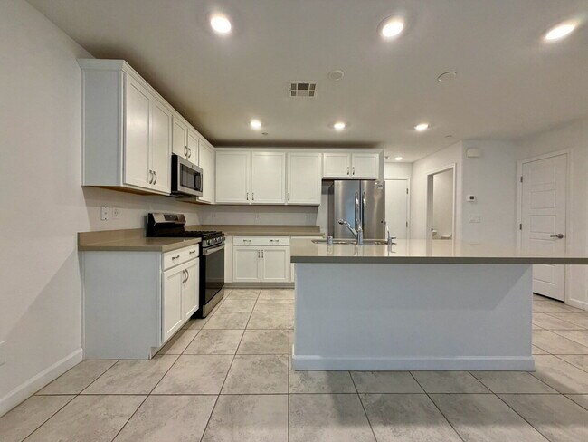 Building Photo - 3 BED 2.5 BATH 2 CAR GARAGE TOWNHOME IN HENDERSON CADENCE COMMUNITY FOR RENT!!