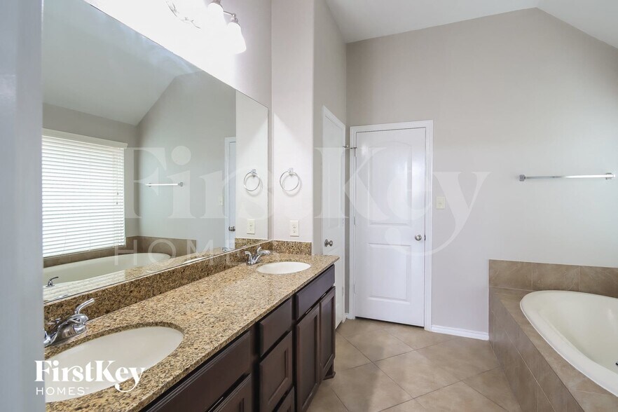 Building Photo - 26122 Serenity Oaks Dr