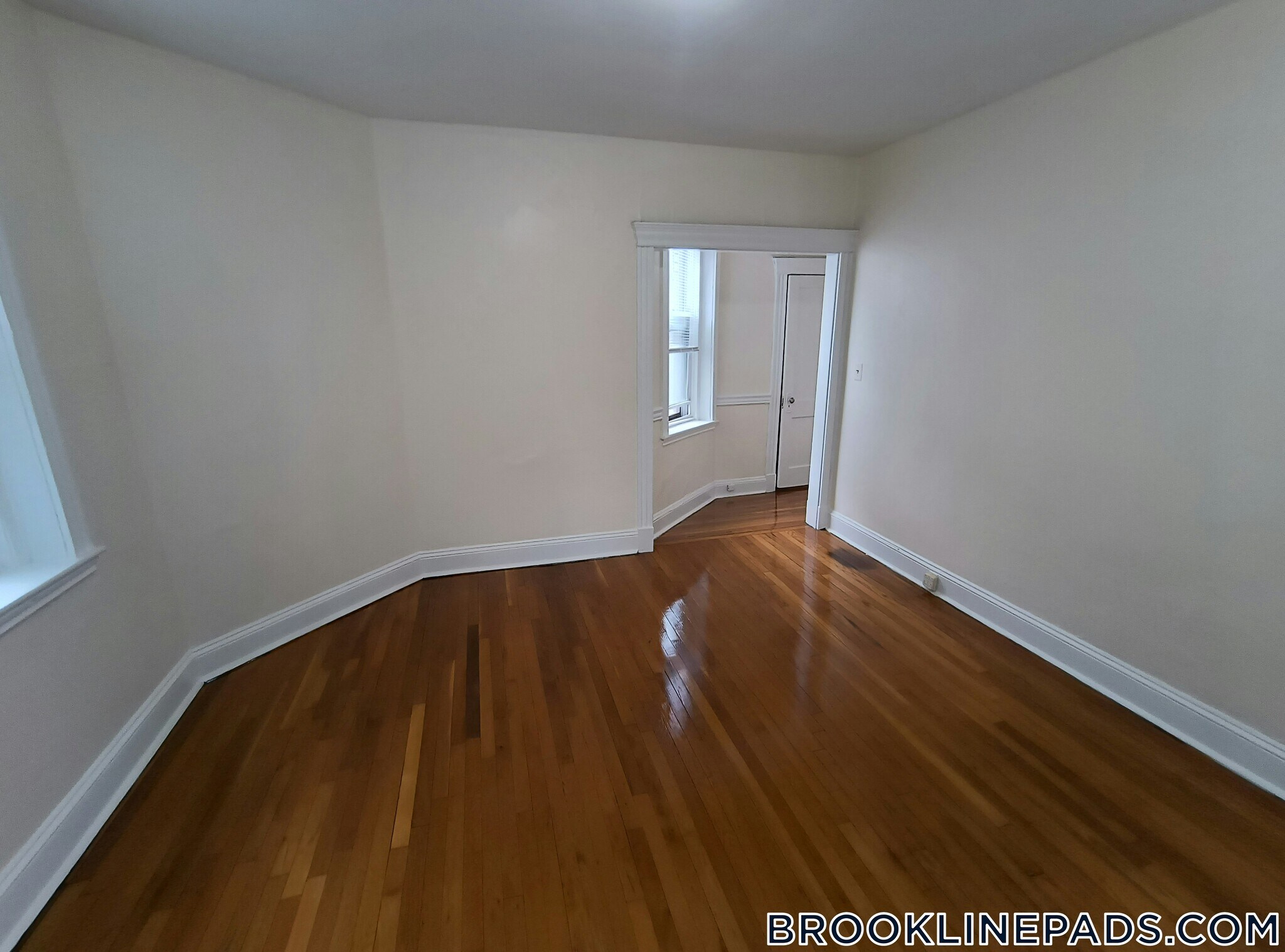 Building Photo - 352 Riverway