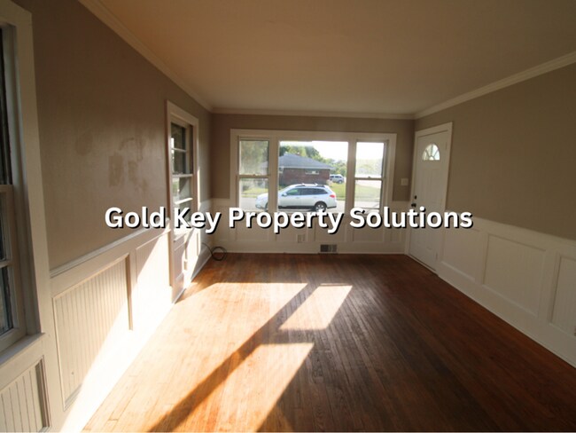 Building Photo - 3 BR 1 BA House with Garage Across from Pu...