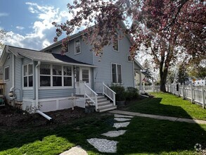 Building Photo - 359 N Oakwood Ave