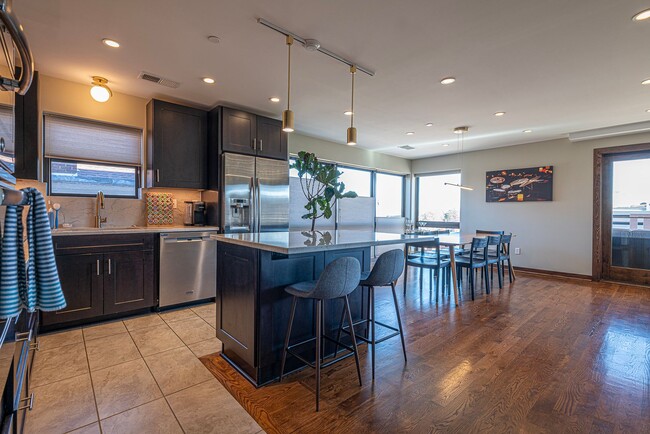 Building Photo - 4 bed / 4.5 bath flat in South Plaza overlooking UMKC and Brookside Blvd