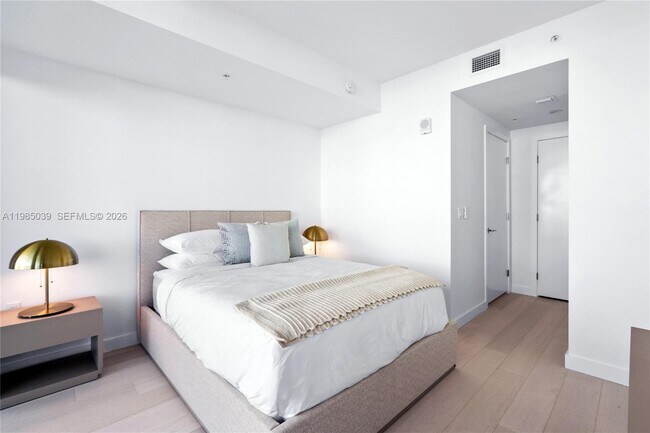 Building Photo - 9201 E Bay Harbor Dr