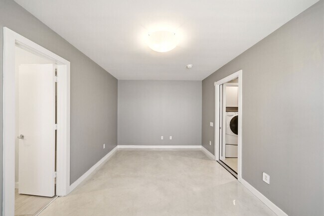 Building Photo - 913 Saulnier St