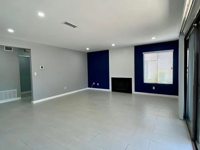 Building Photo - 450 W Vermont Ave