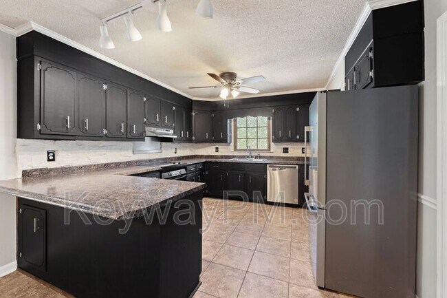 Building Photo - 255 Silver Maple Rd