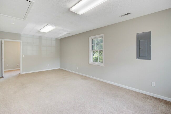 Building Photo - 1860 Piper Dr