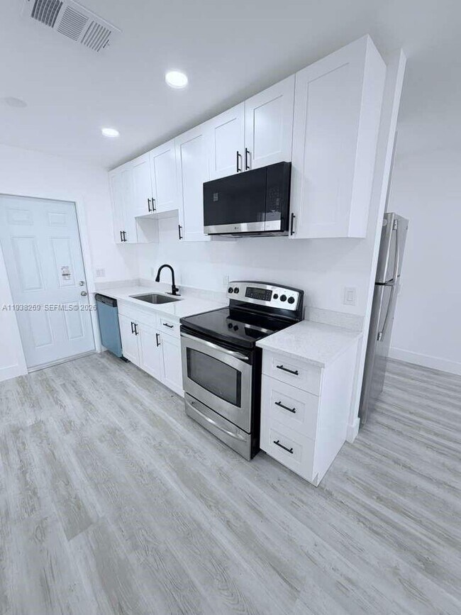 Building Photo - 134 SW 14th Ave