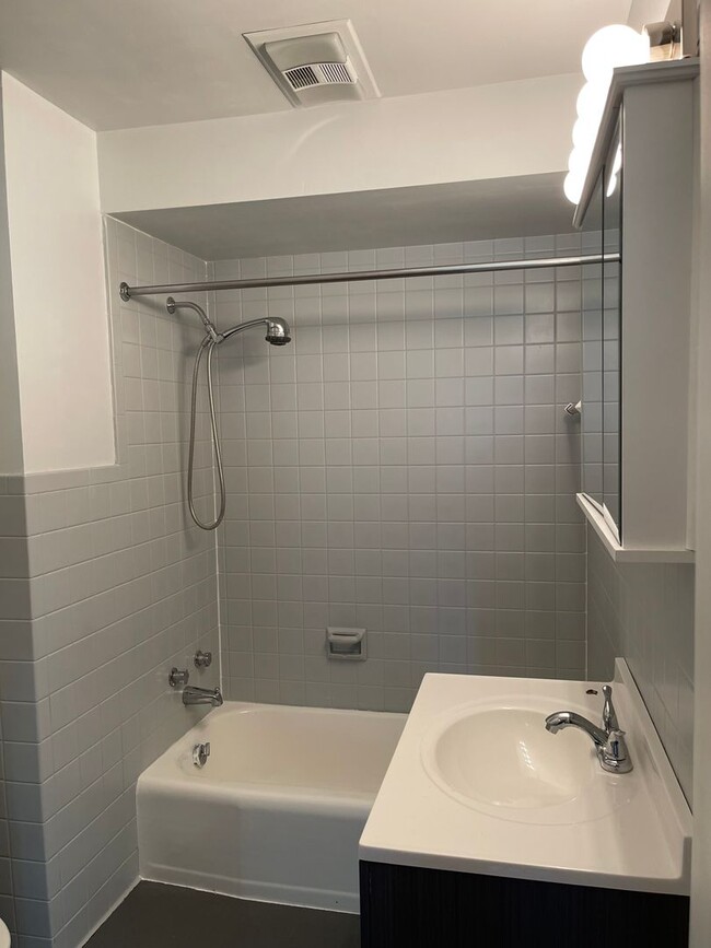 Building Photo - Charming Mid-Century Modern 3 bedroom on the West Side $1700 per month