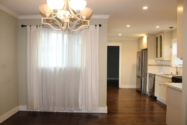 Building Photo - 2887 Lincoln Ave