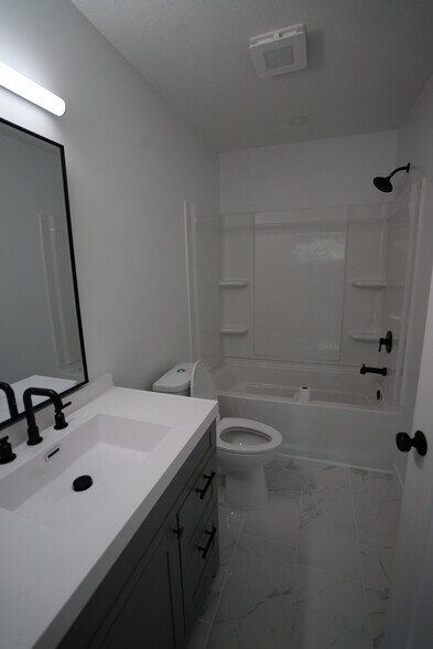 Building Photo - 2039 Rhode Island St