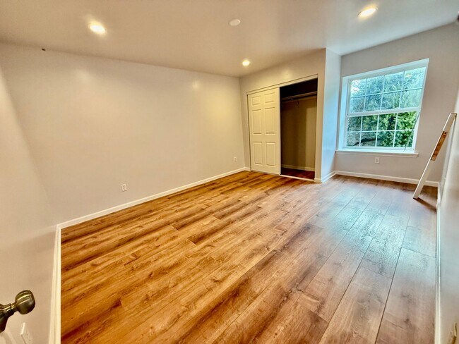 Building Photo - Unique Horse property with 2 units