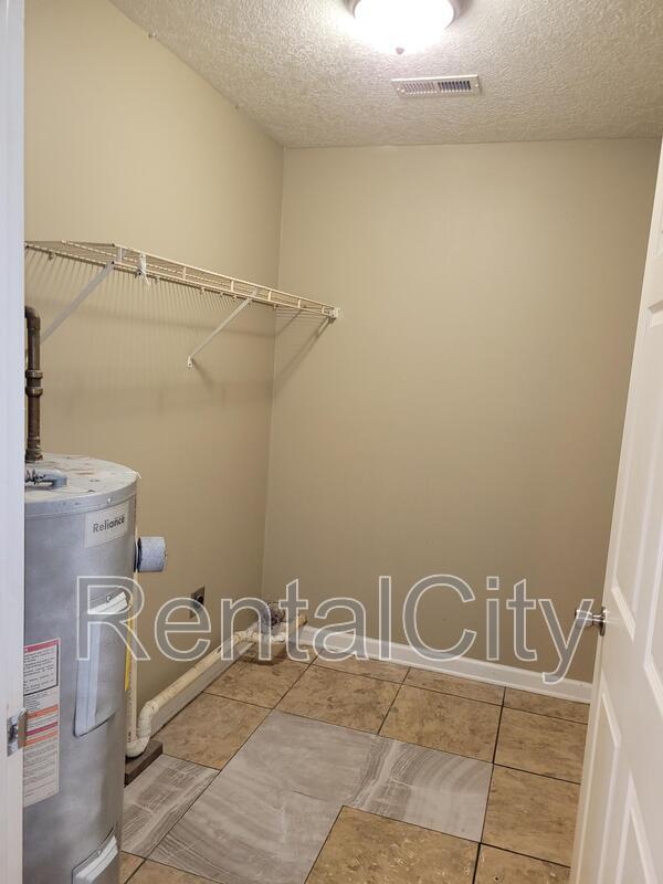 Building Photo - 2711 Hillside Dr