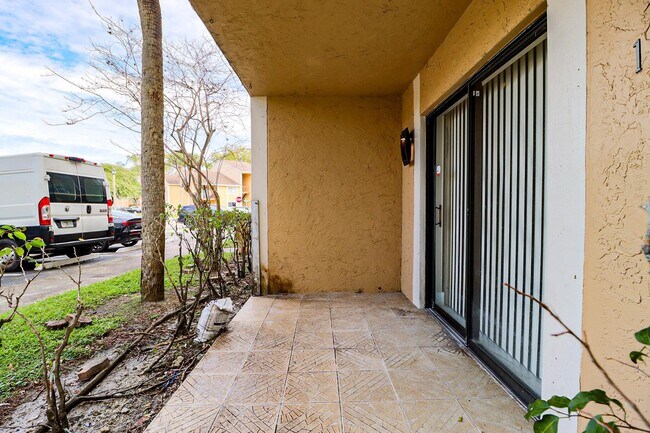 Building Photo - 450 Palm Cir W