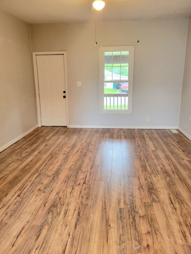 Building Photo - Renovated and Move in Ready...769 Condit, ...
