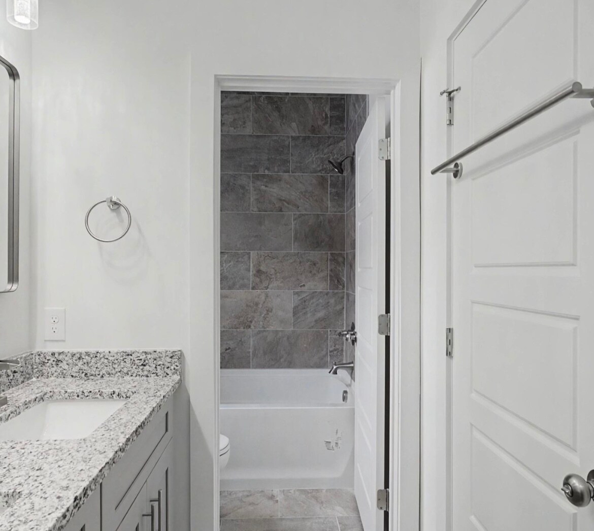 Building Photo - 2140 18th Ave N