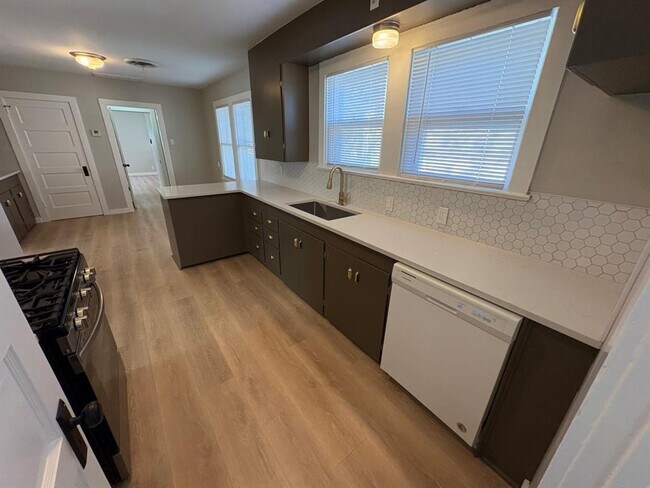 Building Photo - 4620 Bennett Ave