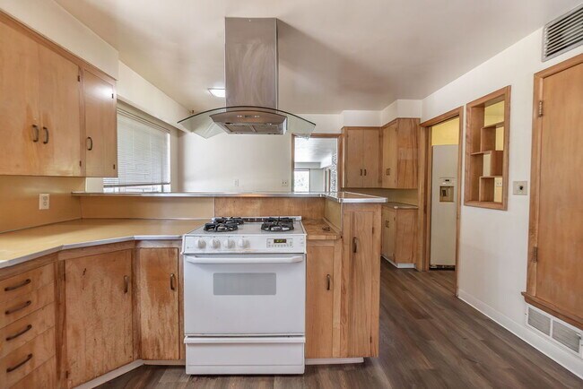 Building Photo - Spacious 3 bed 3 bath home