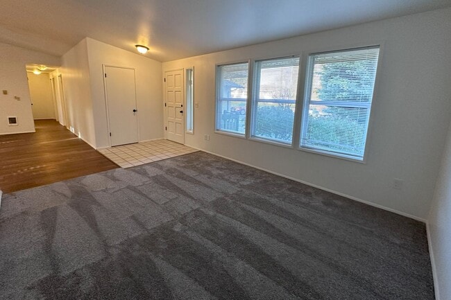 Building Photo - Nice 3 bd Rambler Availalbe for move in Oc...