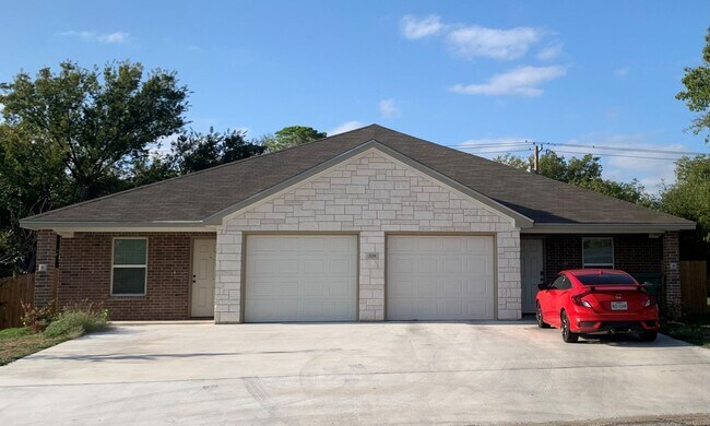 Building Photo - 208 W Beeline Ln