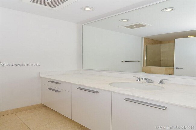 Building Photo - 1060 Brickell Ave