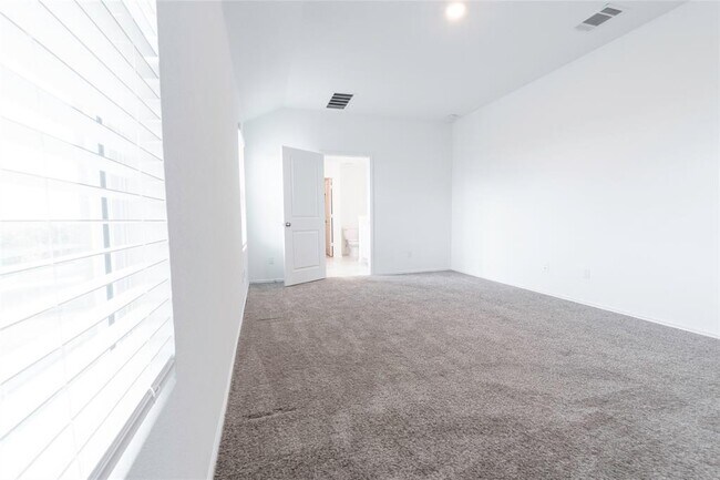 Building Photo - 913 Legends Ln