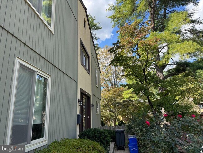 Building Photo - 10676 Muirfield Dr