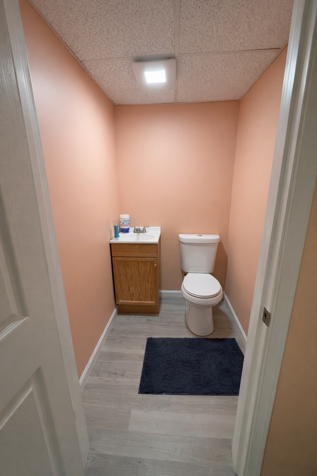 Building Photo - 3 Bedroom 1.5 Bath - Community Pool