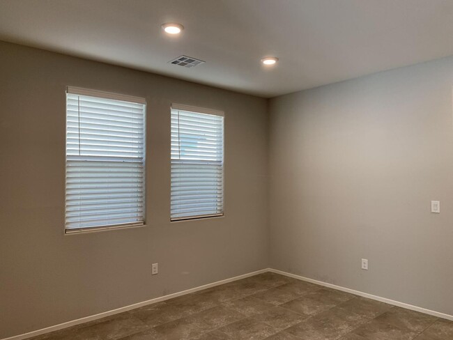 Building Photo - Beautiful 5 bedroom home