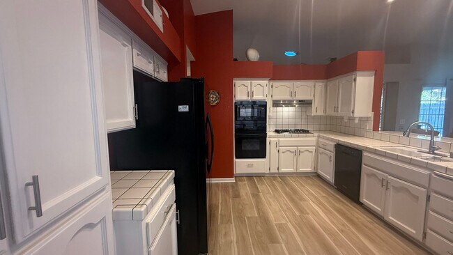 Building Photo - 3-bedroom, 2-bathroom home located in the ...