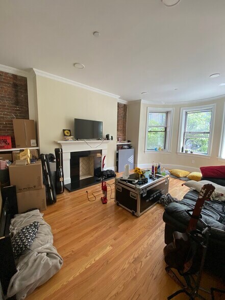Building Photo - 913 Boylston St